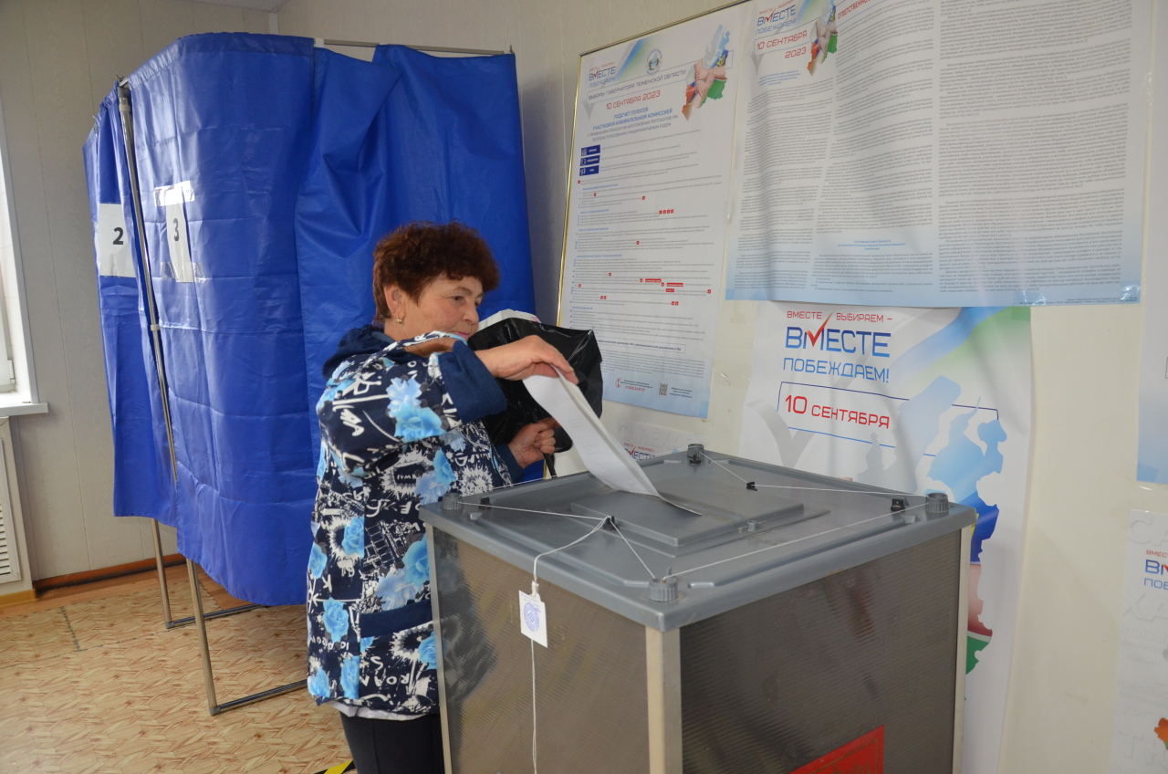 Первый избиратель на участок пришел. Подарки избирателям на участках. Ялуторовск новости избират участок 2707 фото.