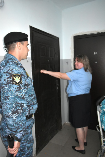 пристав и должник в кабинете