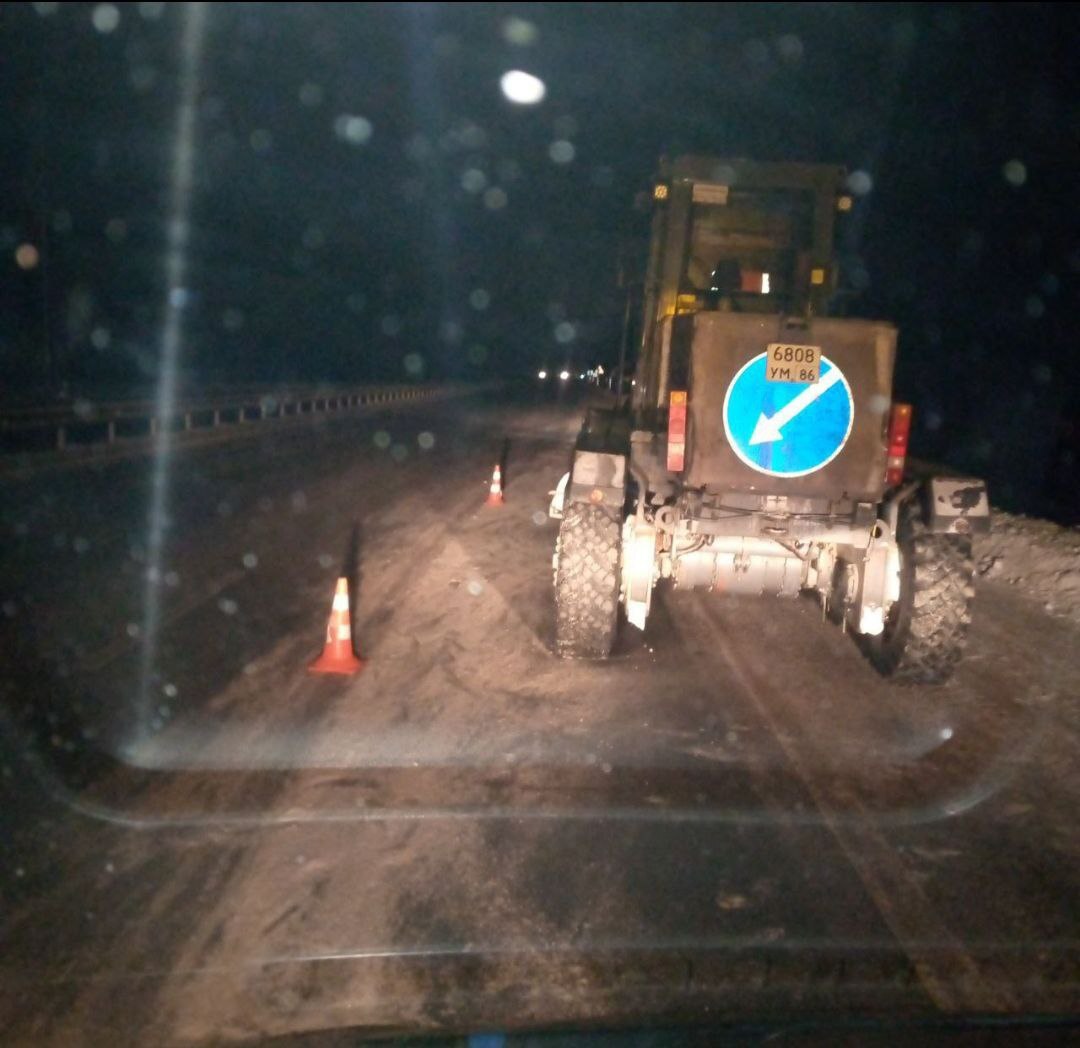 ❗️Вчера вечером произошло ДТП на 36-м километре федеральной трассы Тюмень- Омск в Тюменском районе. Здесь столкнулись автогрейдер и большегруз  